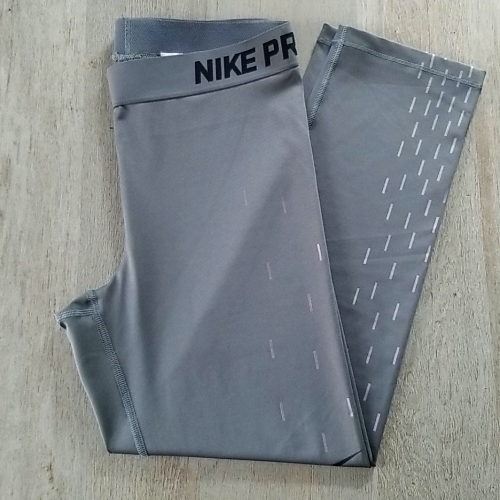 NWOT Nike Pro Linear Rain Print Capri Leggings